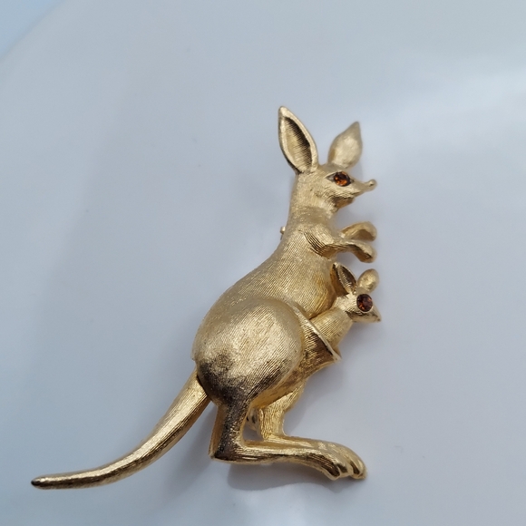 Avon Vintage Kangaroo & Joey, tail is movable! - Picture 2 of 8